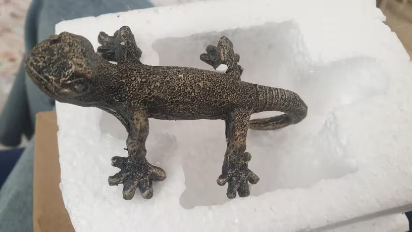Realistic Climbing Gecko Plant Pot Ornament Garden & Indoor Plant Decor